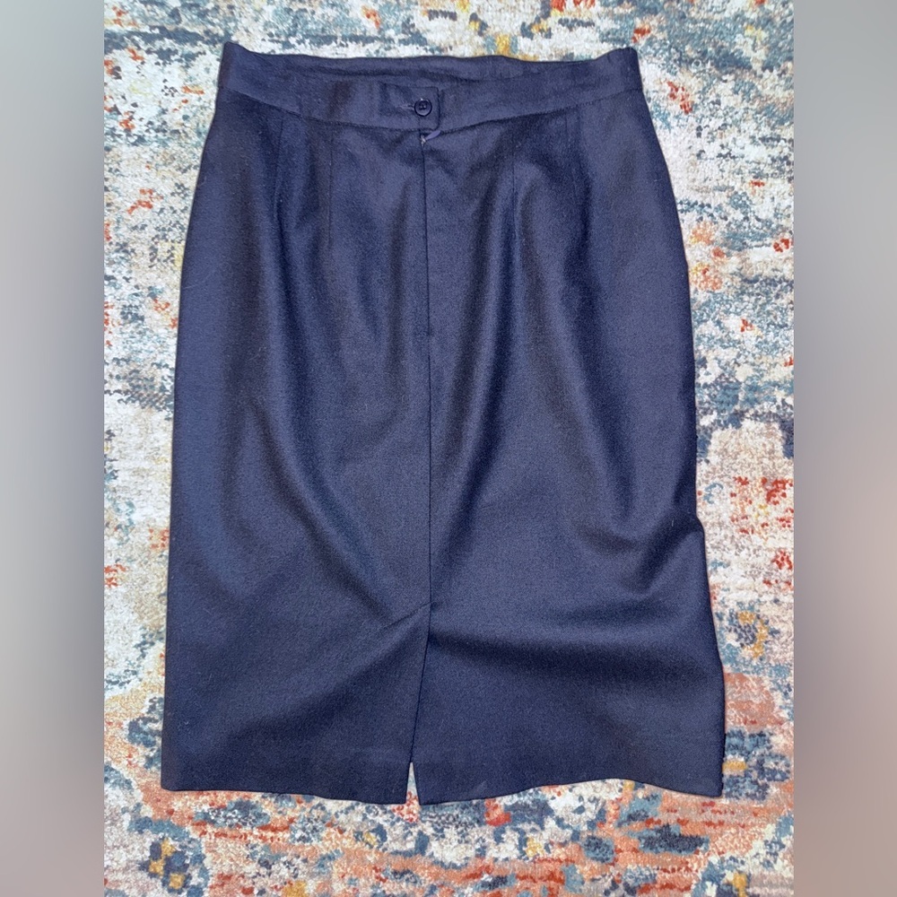 Pendleton 100% virgin wool pencil skirt
Size 10P - Picture 2 of 5